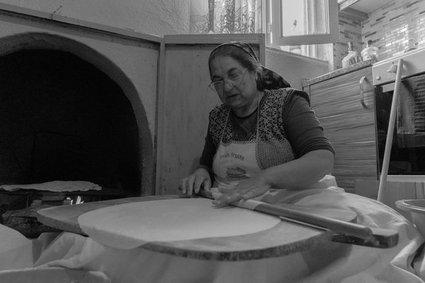 How do UK bars create a unique dining atmosphere?